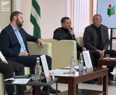 Председатель политической партии «Апсны» Виталий Габния выступает за сохранение сильной президентской власти при одновременном реформировании партийной системы.